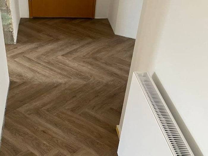 Bodenfläche, die ohne Schwelle durch eine Türöffnung in den nächsten Raum weiterläuft