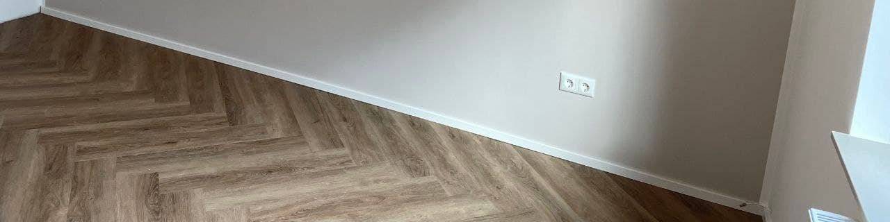 Bodenfläche, die an einer geraden Kante auf die fertige Wandfläche trifft